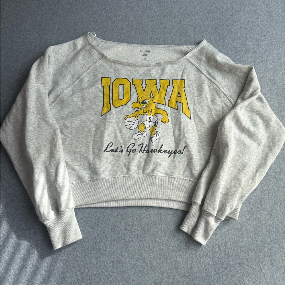 Hollister Easy Off-the-Shoulder Iowa Hawkeyes Graphic Sweatshirt XS
